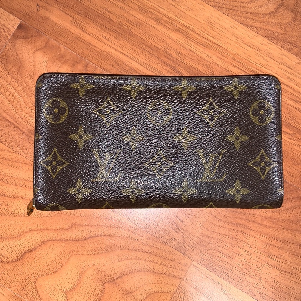 Authentic Louis Vuitton
Monogram Porte-Monnaie Zippy Wallet - Picture 1 of 16